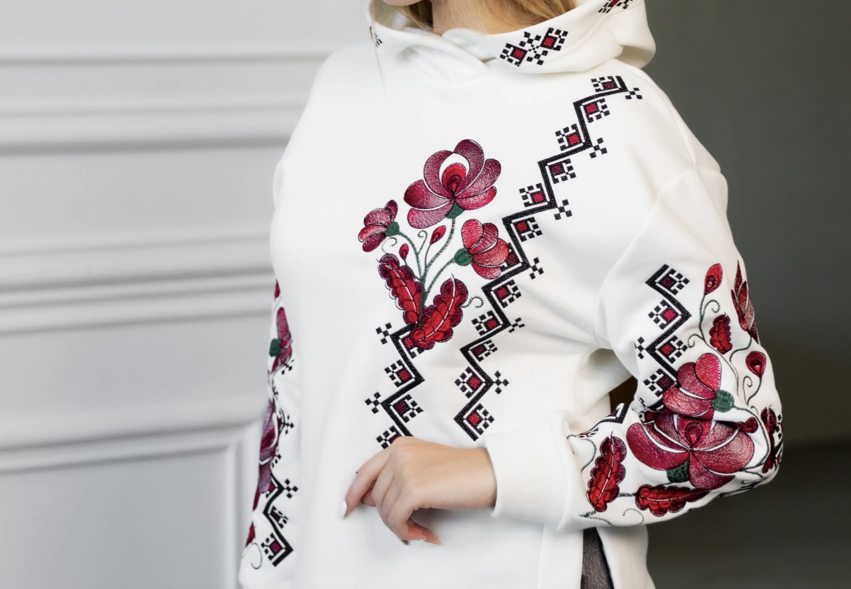 Трендові світшоти з вишивкою: що носять жінки у 2026 році