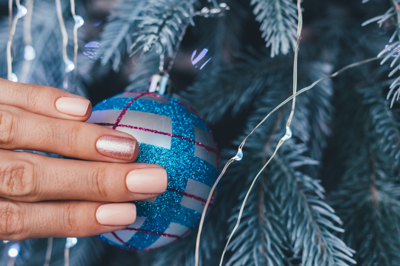 Манікюр на Новий 2026: відтінки, які притягують гроші, щастя та успіх