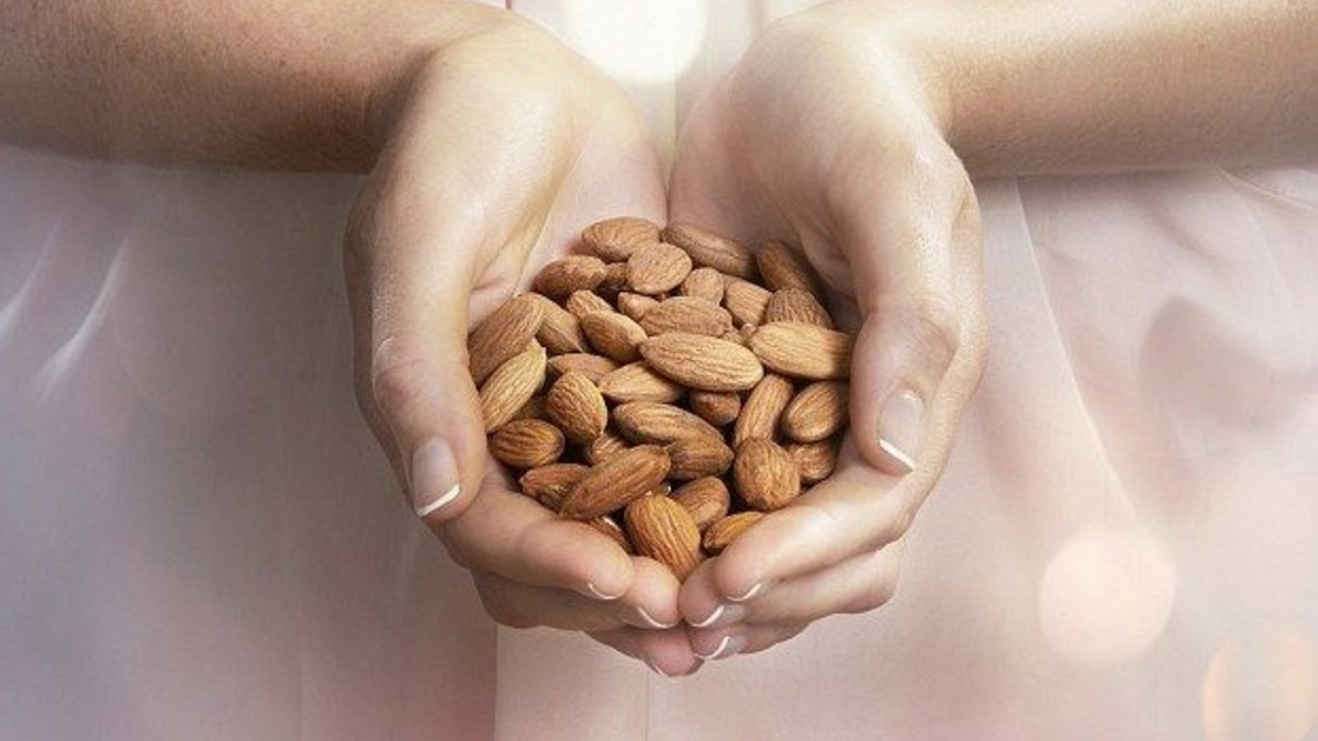 Здорова шкіра, міцне серце і мінус кілька кілограмів: 5 причин додати мигдаль у свій раціон