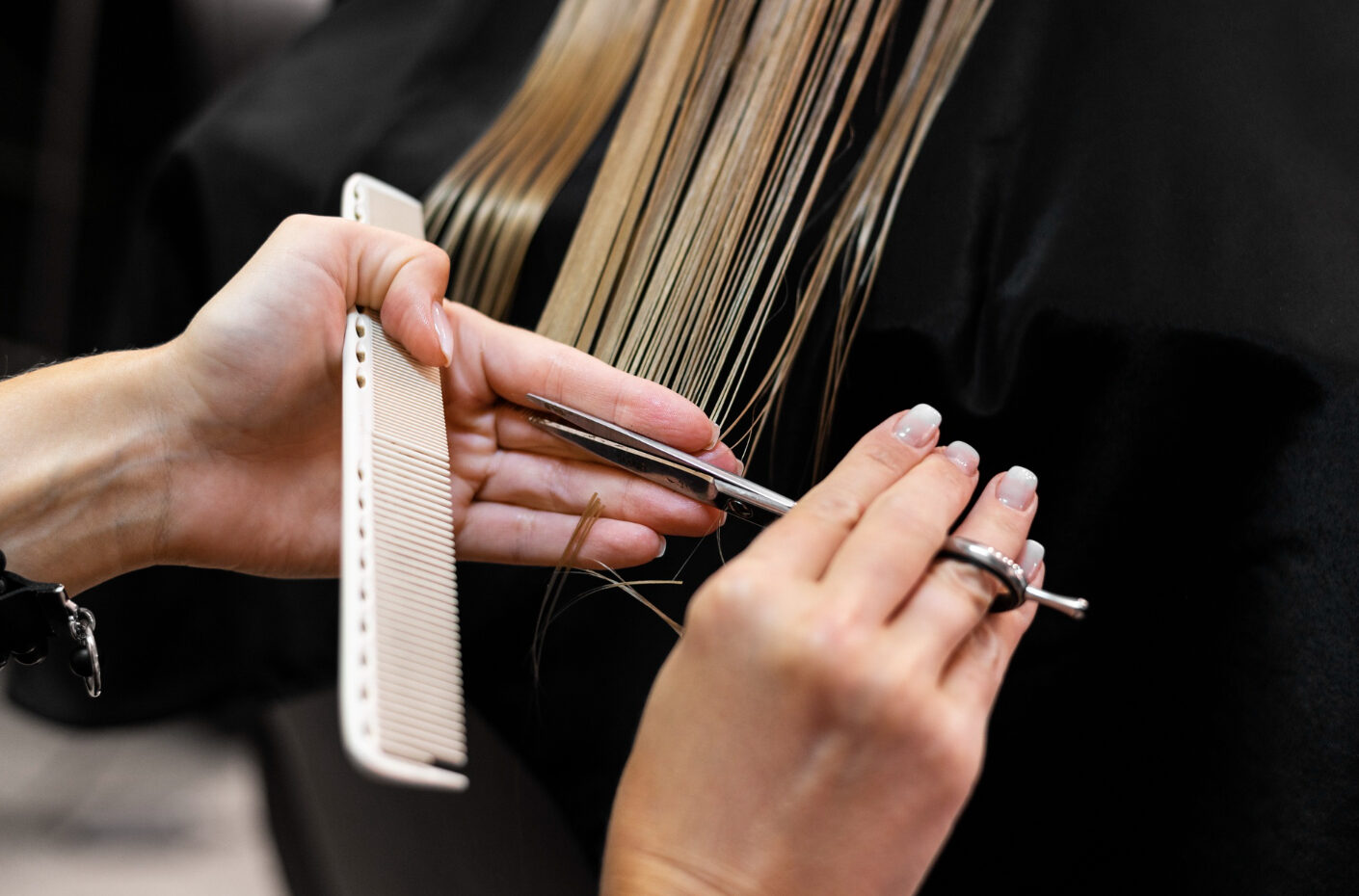 Місячний календар стрижок на січень 2026: сприятливі та несприятливі дні для походу до перукаря