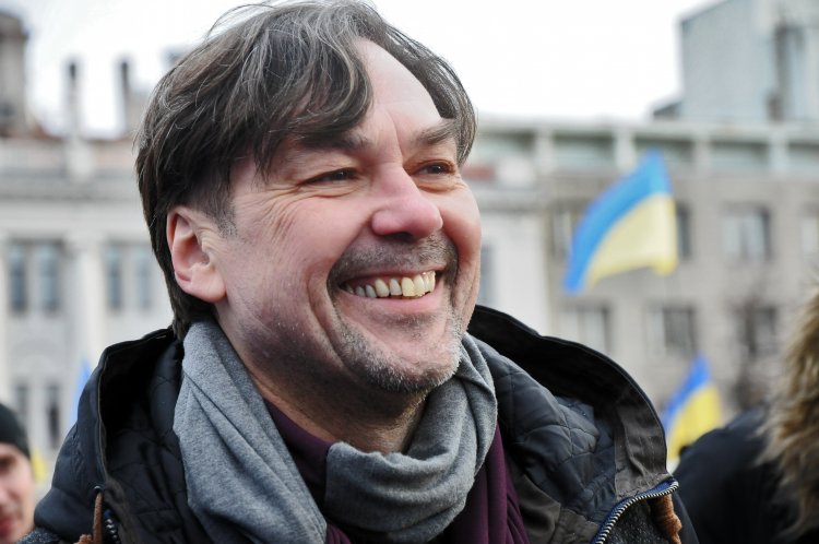 Óêðàèíñêèé ïèñàòåëü Þðèé Àíäðóõîâè÷ âî âðåìÿ ìèòèíãà â ïîääåðæêó åâðîèíòåãðàöèè Óêðàèíû âîçëå ïàìÿòíèêà Òàðàñó Øåâ÷åíêî â Õàðüêîâå, â âîñêðåñåíüå, 22 äåêàáðÿ 2013 ã. Ó÷àñòíèêè õàðüêîâñêîãî Åâðîìàéäàíà ïðåäëîæèëè ïåðåèìåíîâàòü ïðîñïåêò Ëåíèíà â ïðîñïåêò Äæîíà Ëåííîíà. Â ýòîò äåíü âîçëå ïàìÿòíèêà Òàðàñó Øåâ÷åíêî õàðüêîâñêèå ðîê