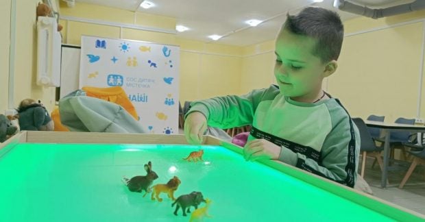«Він відчуває себе безпечно і може просто спілкуватися з дітьми»: результати проєкту «Загоєння невидимих ран»* від бренду Бепантен®